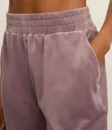 Pantalón deportivo verde oliva confeccionado en microfibra con cintura elástica.