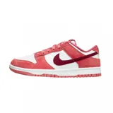Zapatillas Nike Dunk Low Valentine's Day, con base de cuero blanco y superposiciones de gamuza color salmón. Swoosh de cuero color borgoña.
