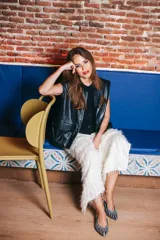 Ballerinas de punta con estampado de rayas horizontales blancas y negras con detalles plateados.