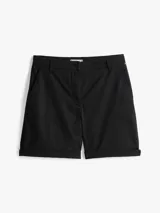 Pantalón corto chino de corte Mom, color negro, con bolsillos laterales y traseros. Presenta bajos con vuelta y logo de Tommy Hilfiger bordado en la parte trasera.