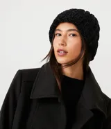 Gorro de invierno negro, de punto grueso y textura arrugada, con borde doblado.