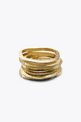 Set de pulseras doradas elásticas con diseño de eslabones planos.