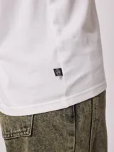 Remera blanca de algodón, corte clásico.