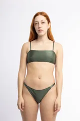 Top verde militar con textura tipo cocodrilo, escote recto, breteles elásticos y doble tira en la espalda.