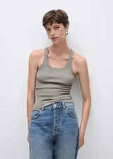 Musculosa azul marino de punto fino con tirantes finos y cuello redondo.