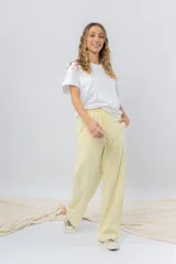 Pantalón jogger wide fit color amarillo pastel, confeccionado en algodón suave, con cintura elástica con cordón ajustable y bolsillos laterales funcionales.