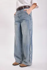 Pantalón jean celeste de corte ancho con detalle de franja lateral azul oscuro.