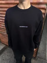 Buzo negro de algodón con corte amplio y bordado blanco con la leyenda "BOHEMIANDESIGN®" en el frente.