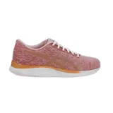 Championes Asics Streetwise color rosa con detalles en dorado y suela blanca.
