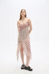 Vestido midi de poliéster con estampado floral y de cuadros, breteles finos y volados en el ruedo.