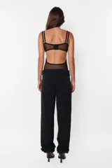 Body negro de microtul con corpiño de encaje y espalda descubierta.