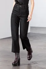 Pantalón de jean celeste de tiro alto y corte wide leg, con bolsillos frontales y traseros, cierre frontal con cremallera y botón metálico.
