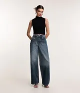 Musculosa negra con cuello alto y corte ajustado.