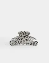 Broche para el pelo tipo pinza, de acrílico transparente con estampado de leopardo en tonos grises, negros y rosados.