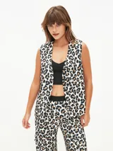 Chaleco sastre negro, sin mangas, con escote en V profundo y cierre frontal de botones. Presenta un bolsillo superior simulado en el lado izquierdo.