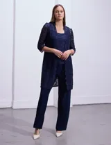 Conjunto de pantalón, blusa y chaqueta de encaje azul marino, marca RM Richards. La blusa es de encaje con escote redondo. El pantalón es de seda fría con cintura elastizada. La chaqueta es de encaje con mangas 3/4.