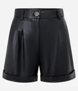 Short negro de cuero sintético, de tiro alto, con pinzas delanteras y ruedo doblado.