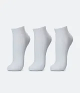 Kit de tres pares de medias deportivas blancas de caña corta con suela de toalla.