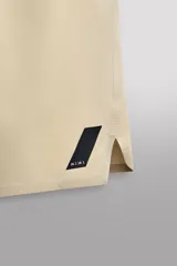 Pantalón corto deportivo color marrón oliva, con cintura elástica ajustable con cordón, bolsillos frontales y bolsillo trasero con cierre. Presenta forro interior y detalle de logo estampado en la pernera.