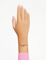 Pulsera dorada con dije de mariposa multicolor con cristales rosas, blancos, negros y amarillos.