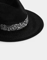 Sombrero negro de paja con ala ancha y cinta estampada de pañuelo en blanco y negro.
