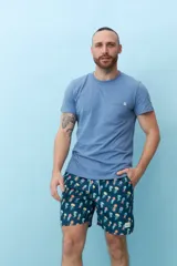 Bermuda de hombre azul con estampado de flores blancas y cordón ajustable en la cintura.