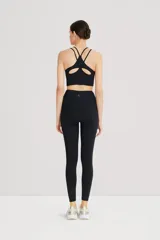 Calza larga de lycra negra de tiro alto y cintura doble.