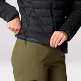 Campera negra con capucha, de pluma de 650 cuins y capa exterior Pertex® Quantum resistente a la intemperie.