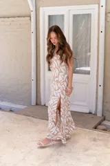 Vestido largo de jersey rib con estampado abstracto en rojo y blanco, con breteles finos y escote en V.