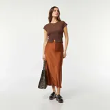 Camiseta marrón de punto gofrado con cuello redondo, mangas cortas y cierre frontal con botones dorados.