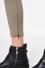 Pantalón ajustado de tiro alto en color verde, con dos bolsillos laterales y diseño clásico.