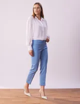 Pantalón recto color celeste en gabardina elastizada, marca Zac & Rachel. Pretina ancha con faja interna modeladora, bolsillos simulados en la parte delantera y bolsillos ojal en la parte trasera.