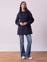 Gabardina impermeable color beige, marca Weatherproof, con abertura central con botones, bolsillos delanteros y capucha desmontable.
