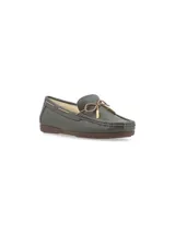 Mocasín de cuero graneado color verde oscuro, con interior de cuero con pelo, cordón de cuero a contratono con punteras metálicas y suela de TR.