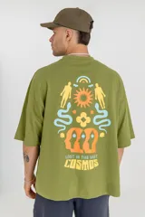 Remera violeta de corte holgado con estampa frontal con la frase "Lost in the vast cosmos".