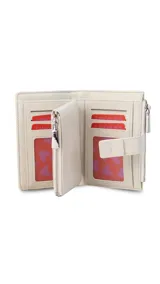 Billetera mediana de símil cuero color blanco hueso con detalles en rojo coral. Posee una presilla de cierre en la parte frontal y cierres de cremallera visibles en el borde superior.