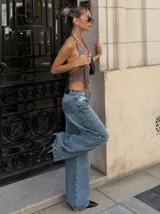 Pantalón de jean celeste de corte wide leg.