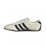 Championes Adidas Tokyo de cuero color crema con detalles en negro, incluyendo las tres tiras laterales y la suela.