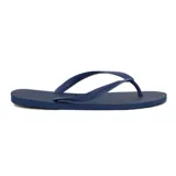 Chanclas de goma color azul marino, con tira de ajuste al pie y logo de la marca en la plantilla.