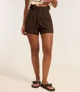 Short de cintura alta color rojo, confeccionado en tejido viscolino. Presenta trabillas en la cintura y cinturón incorporado con hebilla.