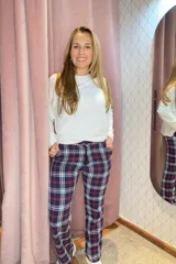 Pantalón largo de algodón con estampado escocés en tonos azul, rojo y blanco. Tiene tiro alto, corte recto levemente entallado y cintura con cordón ajustable.