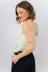 Musculosa lila de breteles finos con escote en V en el frente y espalda en U, confeccionada en tejido fluido con leve textura satinada.