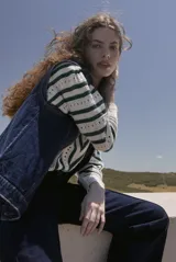 Sweater tramado y calado a rayas horizontales blancas y verdes, con diseño trabajado que combina textura y patrón. De calce cómodo y terminaciones prolijas.