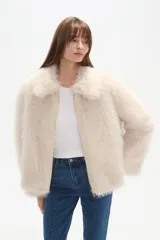 Campera de abrigo color beige claro, con textura de pelo largo y suave, cuello solapa y cierre frontal.