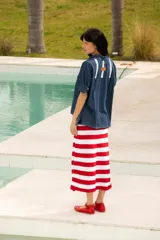 Pollera midi tejida a crochet con hilado de algodón, a rayas horizontales rojas y blancas, con tajo lateral.