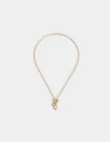 Collar corto dorado con cadena de eslabones, cierre de mosquetón, dije de corazón y dije de letra B.