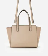 Cartera mediana color beige con paneles laterales de gamuza, doble asa de mano y correa larga desmontable.