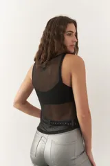 Top sin mangas de tela brillante y semi transparente, con cuello a la base.