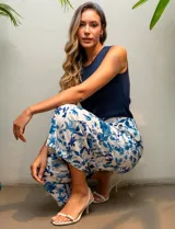 Pantalón capri estampado con flores en tonos celeste, blanco y negro. Tiene pretina elastizada en la parte trasera y bolsillos delanteros.