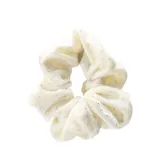 Gomita de pelo beige con pequeños puntos plateados.